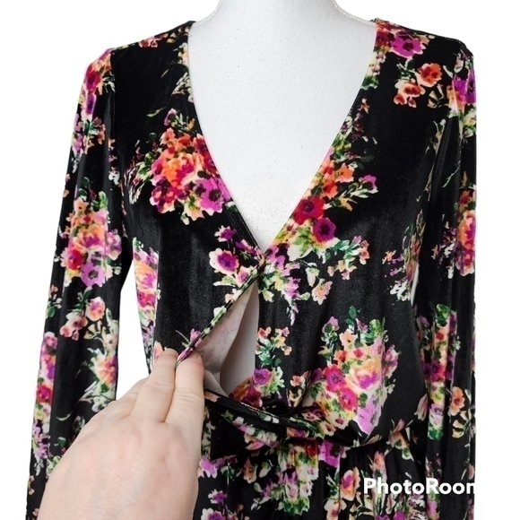 Show Me Your MuMu Kelsey Crushed Velvet Floral Romper in Medium - Picture 4 of 9